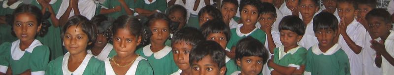 De kinderen in het schooluniform van Bhimanapalli